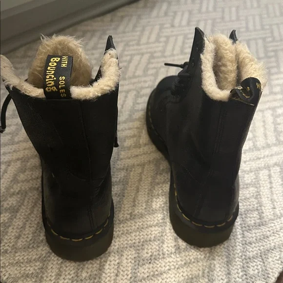 Dr. Marten Serena leather Boots Faux Fur lining size 6UK/8US women’s - Picture 2 of 3